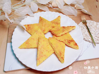 16、胡萝卜鸡蛋饼,奶香松软的胡萝卜鸡蛋饼就上桌了。