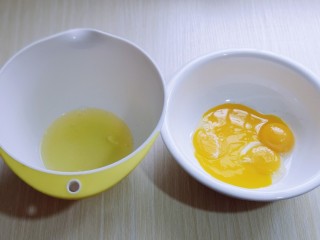 1、简单易学～巧克力淋面蛋糕,蛋黄与蛋白分离，分别在无油无水的容器中。