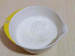 7、简单易学～巧克力淋面蛋糕,蛋白细腻时再加入三分之一的糖，继续打发。