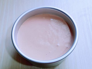 11、简单易学～巧克力淋面蛋糕,拌好的蛋糕糊，细腻光滑，饱满，倒入蛋糕模具中。