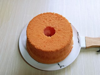 13、简单易学～巧克力淋面蛋糕,取出后倒扣在晾网上凉透再脱模，凉透的蛋糕胚，中间用模具压出个圆洞，如图。