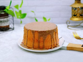 16、简单易学～巧克力淋面蛋糕,宝贝说撒上一些彩色糖珠很好看。