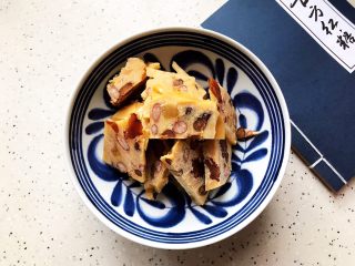 2、古方红糖七彩豆年糕,七彩豆年糕切成薄片