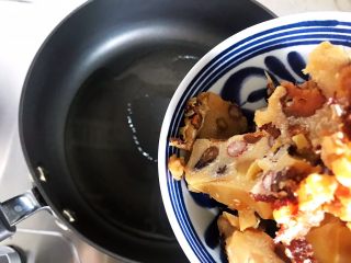 4、古方红糖七彩豆年糕,油热之后倒入七彩豆年糕