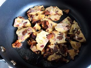 5、古方红糖七彩豆年糕,翻炒片刻，尽量让每块年糕都裹上油