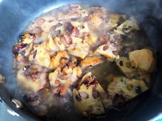 7、古方红糖七彩豆年糕,水量不需要太多，如图片中就差不多了（不要没过年糕）