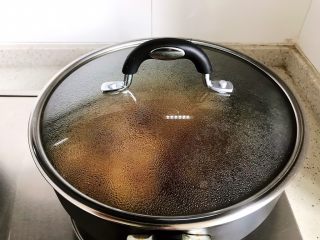 10、古方红糖七彩豆年糕,盖上锅盖，转小火，焖煮至汤汁差不多收紧（约摸两三分钟）