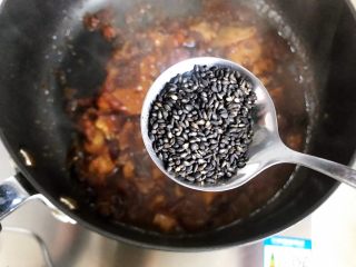 11、古方红糖七彩豆年糕,最后加入一勺熟黑芝麻，翻炒均匀，即可