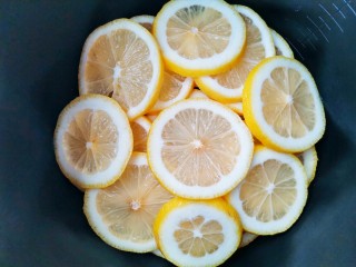 7、柠檬膏,再放一层冰糖，一层柠檬片，重复放完。