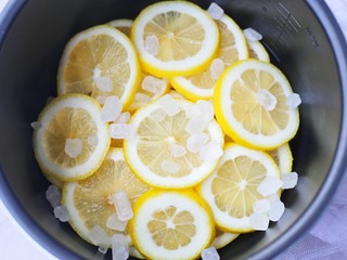 8、柠檬膏,最后铺一层冰糖。