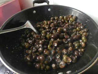 8、香辣螺蛳,将螺蛳下锅翻炒