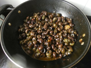 13、香辣螺蛳,烧好的螺蛳在撒上一点鸡粉,炒匀,即可出锅享用。