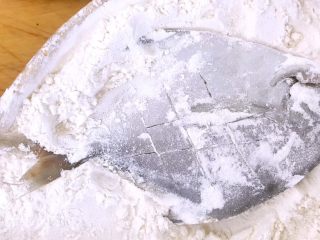 2、干烧鲳鱼,鲳鱼反正面裹上干面粉