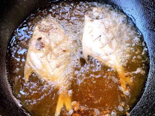 3、干烧鲳鱼,锅中倒入适量油加热放入鲳鱼大火开炸炸至金黄色即可