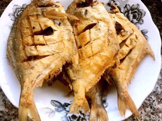 4、干烧鲳鱼,炸好的鲳鱼看着就诱人