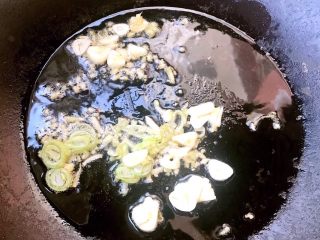 5、干烧鲳鱼,锅中放入底油加热放入葱姜蒜爆香