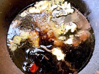 6、干烧鲳鱼,放入料酒、一品鲜酱油、蚝油、糖翻炒均匀