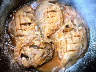 8、干烧鲳鱼,汤汁浓稠快收干时放入盐和味精入味即可出锅享用