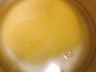 4、小米苹果粥,加入适量清水、红枣后大火烧开后煮10分钟，转小火再煮10分钟