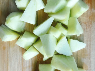 5、小米苹果粥,苹果削皮后切成小块