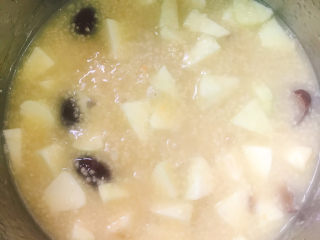 8、小米苹果粥,冰糖完全融化后即可