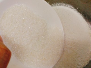 6、辅食计划+水晶紫薯卷,打碎完倒进容器里，加入糖搅拌均匀