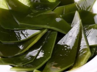 3、海带猪蹄汤,海带洗干净切块备用！