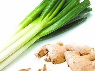 4、海带猪蹄汤,准备需要的调料：料酒、生姜、大葱、小葱、胡椒粉、盐、鸡精、味精！