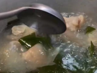 12、海带猪蹄汤,煮到猪蹄八成熟的时候放入海带，根据自己的需要适量调味放入鸡精、味精，煮熟之后即可！