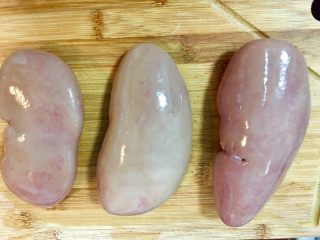 2、台灣道地月子餐～麻油腰子,將買回來的豬腰子洗淨