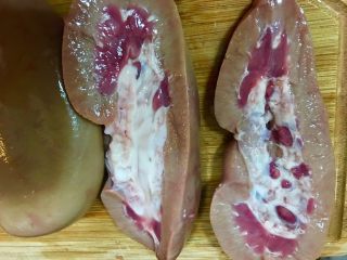 3、台灣道地月子餐～麻油腰子,切開將腰子內的中間白色腎盂部分切除，腎盂部分是尿騷味的來源，一定要處理掉白色部分，才不會有異味！剩下些許的白色部位，如果沒辦法全部清除，也沒關係囉！