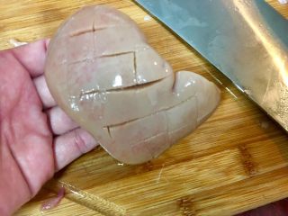 4、台灣道地月子餐～麻油腰子,將清理乾淨的豬腰子在表面斜切數條裂紋後