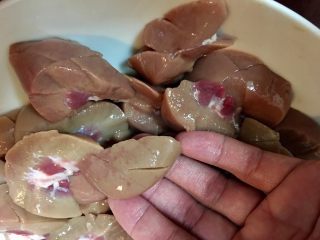 5、台灣道地月子餐～麻油腰子,再將步驟4的腰子斜切成小片狀