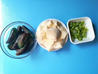 1、#宝宝辅食#补锌青口馄饨,食材准备好，来个集体照