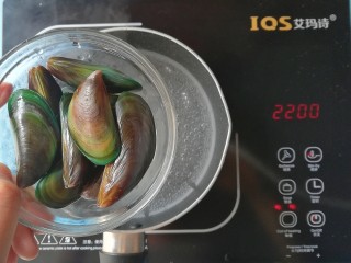 3、#宝宝辅食#补锌青口馄饨,水开下青口煮至开口