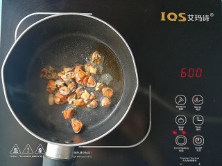 7、#宝宝辅食#补锌青口馄饨,倒入青口炒香