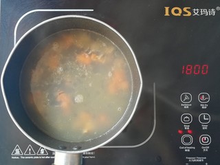 8、#宝宝辅食#补锌青口馄饨,下入适量开水