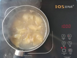 9、#宝宝辅食#补锌青口馄饨,煮开后下馄饨煮至熟透
