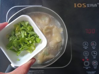 10、#宝宝辅食#补锌青口馄饨,出锅前撒入芹菜末搅拌均匀即可