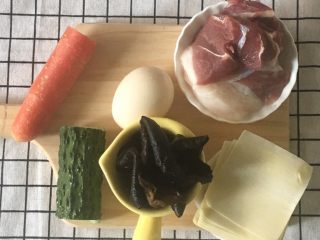 1、宝宝煎饺,食材准备：猪肉（3肥7瘦），馄饨皮，黄瓜，鸡蛋，胡萝卜，木耳。