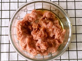 2、宝宝煎饺,猪肉用搅拌机搅碎