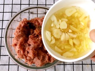 4、宝宝煎饺,往肉末里倒入少许姜蒜水，