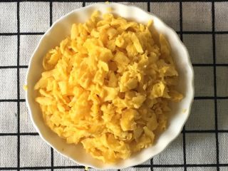 6、宝宝煎饺,煎好的蛋皮切碎