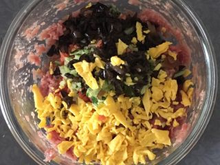 7、宝宝煎饺,将切碎的胡萝卜，黄瓜，木耳，鸡蛋倒入肉末里。加入盐，酱油，食用油，姜蒜水。搅拌均匀