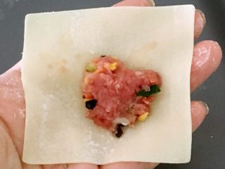 8、宝宝煎饺,现在来坐简单的饺子，。将肉馅放到馄饨皮中间。