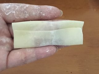 9、宝宝煎饺,将另一面对折上
