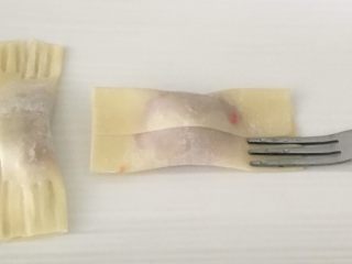 10、宝宝煎饺,用刀叉在两边压一下。即美观又防止馅漏出来。