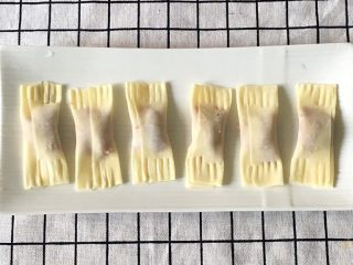 11、宝宝煎饺,包好后的饺子如图是不是很漂亮。一次吃不完可以放到冷冻室，下次煎或者蒸给宝宝吃