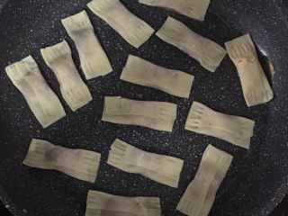 12、宝宝煎饺,热锅刷油，将饺子放到锅里煎至金黄色