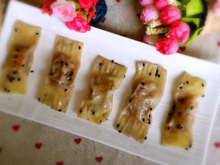 14、宝宝煎饺,待水煮干后，就可以盛出来。稍微晾凉就可以拿给宝宝吃了。